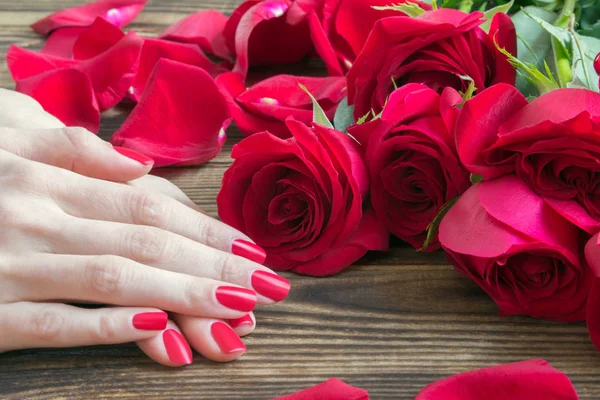 Manicure paznokci czerwony z czerwonymi różami wokół — Zdjęcie stockowe