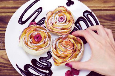 kadın eli üç elma muffins birini al