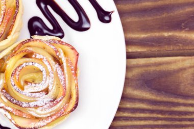elma kek çikolata sos ile drizzled