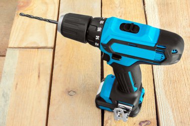 Tahta bir arka planda tornavida 