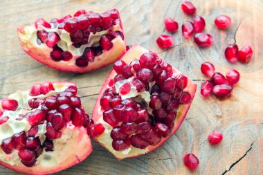 ahşap arka plan üzerinde kırmızı nar parçaları