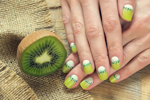 Kiwi sztuki manicure — Zdjęcie stockowe