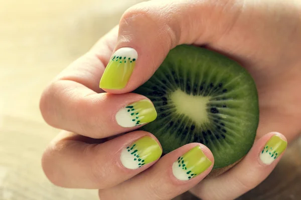 kiwi art manicure