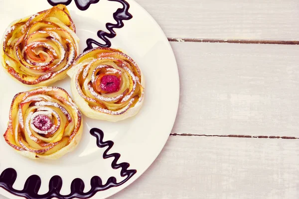 Tři apple muffiny na desku na dřevěné šedé pozadí — Stock fotografie