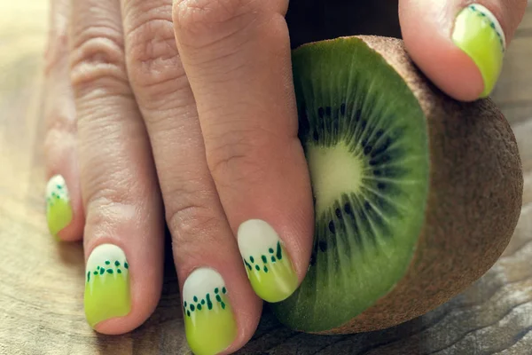 Kiwi sztuki manicure — Zdjęcie stockowe