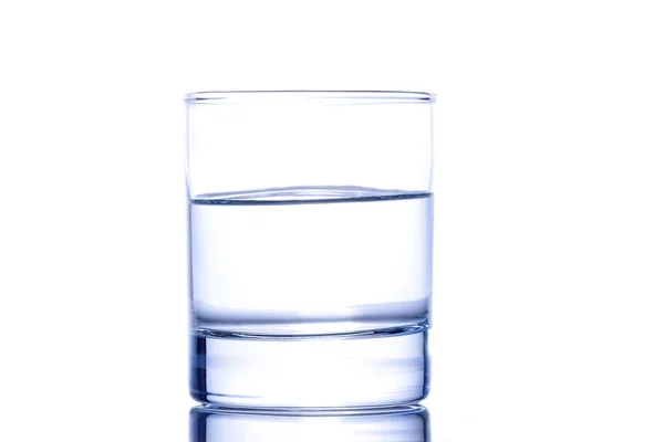 Ein halbes Glas Wasser — Stockfoto