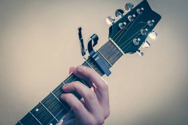 Elini gitar çalıyor