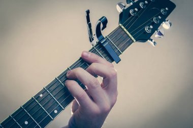 Elini gitar çalıyor
