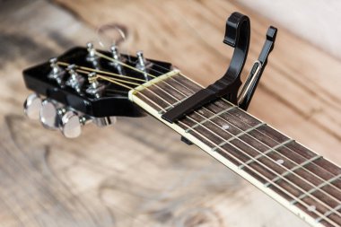 Bir gitar üzerinde siyah capo