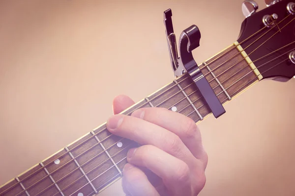 Elini gitar çalıyor