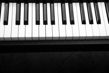 Beyaz ve siyah piyano tuşları 
