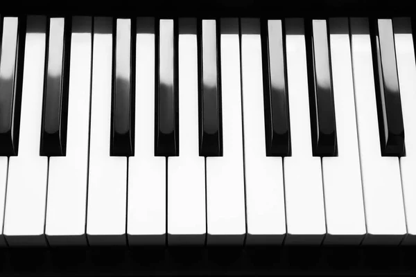 Clés piano blanches et noires — Photo