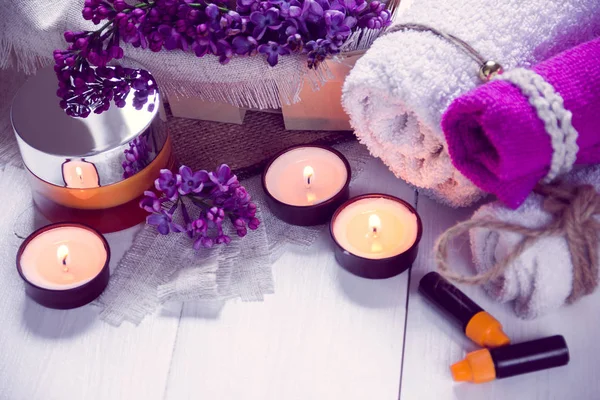 SPA consisten en toallas, lila, velas, crema y aceite —  Fotos de Stock
