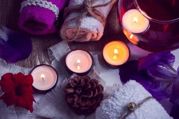 Spa havlu, mumlar, çiçekler, koni ve aromaterapi oluşur — Stok fotoğraf