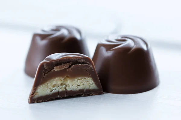 Čokoládové bonbóny v řezu s výplní mléčných karamel — Stock fotografie