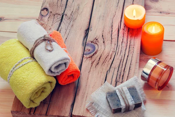 Spa z ręcznikami, świece, krem i mydła — Zdjęcie stockowe