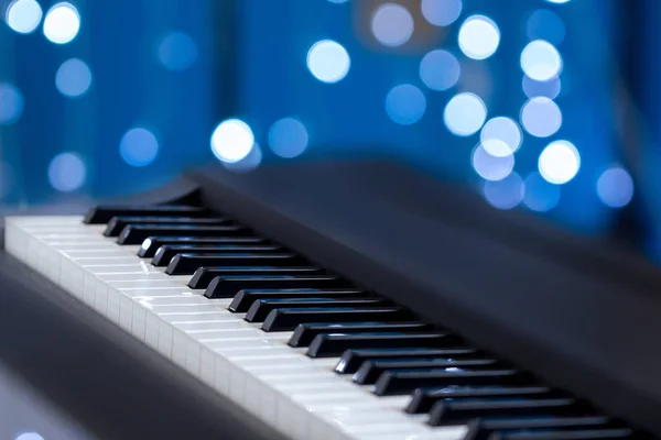 Teclas de piano sobre fondo azul bokeh —  Fotos de Stock