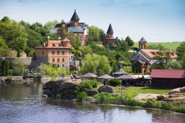 yeşil bahçe ve göl rezidans