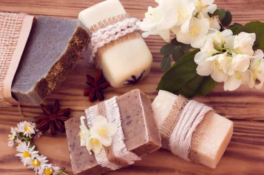 Adet çeşitli kuru sabun bir Yasemin ile dekore edilmiş papatya ve bir