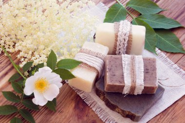 Adet çeşitli kuru sabun dekore edilmiş bir gül ve yaşlı