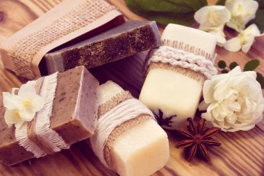 Çeşitli kuru sabun bir Yasemin ile dekore edilmiş adet gül ve bir