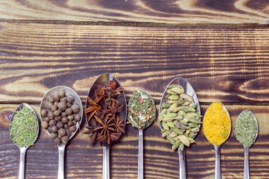 kaşık içinde çeşitli baharatlar 