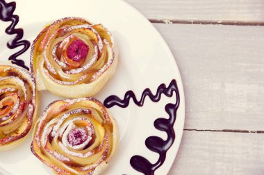 ahşap gri arka plan üzerinde bir plaka üzerinde üç elma kek