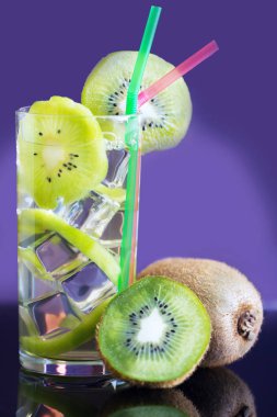 kivi ve buz ile içecek
