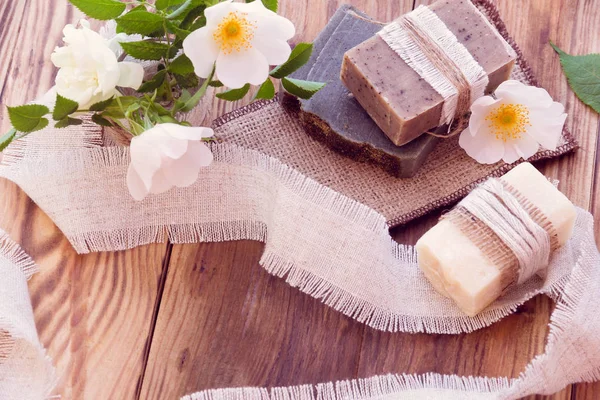 Çeşitli kuru sabun parçalarını bir gül ile dekore edilmiştir.