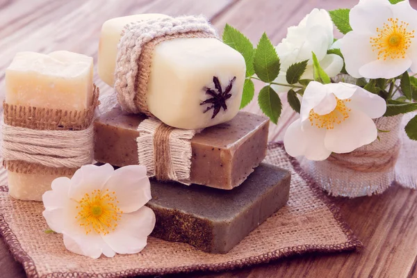 Çeşitli kuru sabun parçalarını bir gül ile dekore edilmiştir.