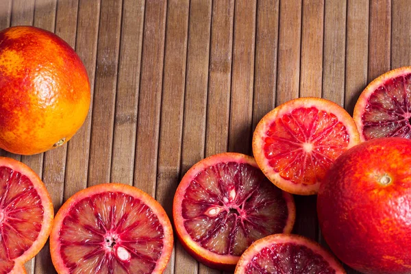 Wooden striped background from cut Sicilian oranges — Stock Photo, Image