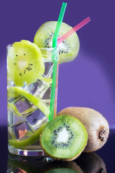 kivi ve buz ile içecek