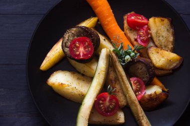 Çeşitli sebze ile plaka