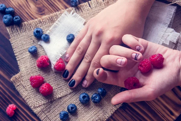 Manicure de arte e bagas — Fotografia de Stock