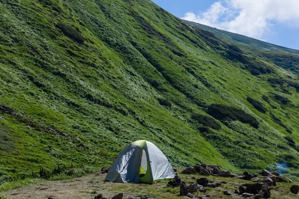 Dağlarda çadır — Stok fotoğraf