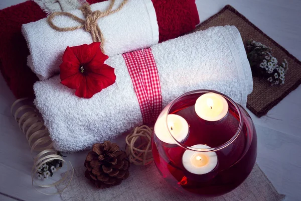 Wellness besteht aus Handtüchern, Kerzen, Blumen und Aromatherapie-Wasser — Stockfoto