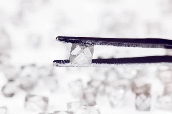 Diamante transparente natural em pinças — Fotografia de Stock