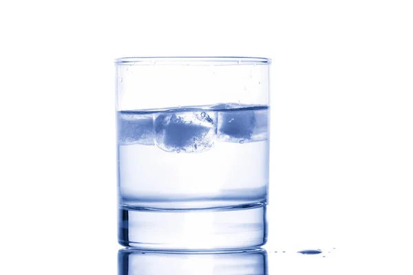 Wasser mit Eis — Stockfoto