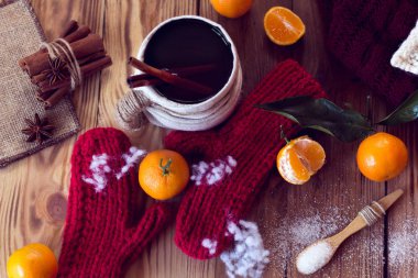 mittens, çay ve mandalina ile sıcak kış