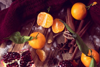 mandalina ve nar ile sıcak natürmort