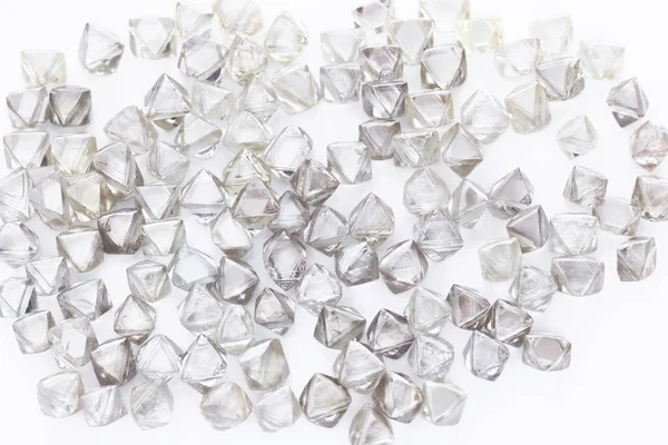 Diamantes transparentes naturais em um branco — Fotografia de Stock