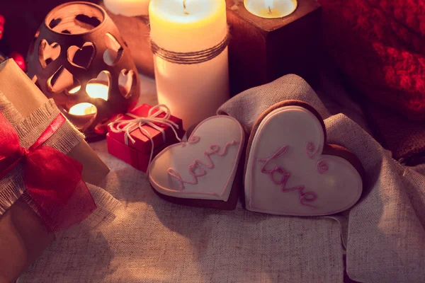 Warmer und gemütlicher Winter mit Kerzen, Geschenken und Ingwerschnaps — Stockfoto