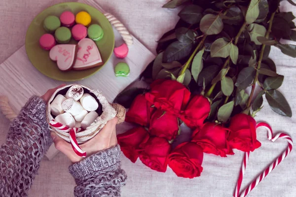 Desayuno de invierno en la cama con rosas rojas y corazón de azúcar candie — Foto de Stock