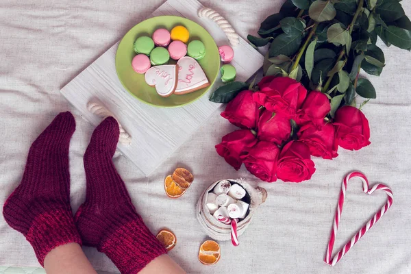 Desayuno de invierno en la cama con rosas rojas y corazón de azúcar candie — Foto de Stock