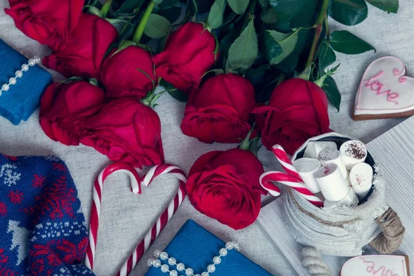 Acogedor bodegón para el Día de San Valentín con rosas y regalos —  Fotos de Stock