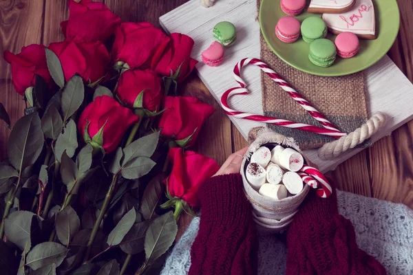 Уютный натюрморт на День Святого Валентина из красных роз и кофе — стоковое фото