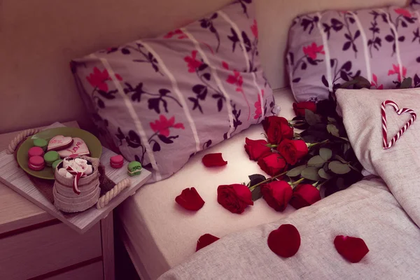 Morgenmad på sengen med røde roser - Stock-foto