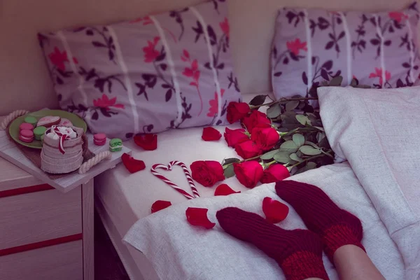 Завтрак в постель с красными розами — стоковое фото