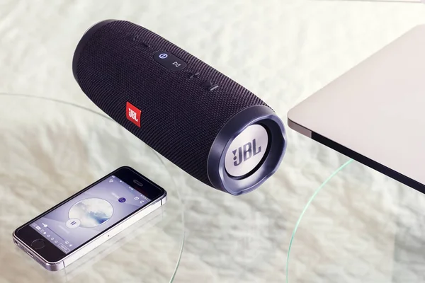 Přenosný reproduktor Jbl poplatek 3 a iphone — Stock fotografie