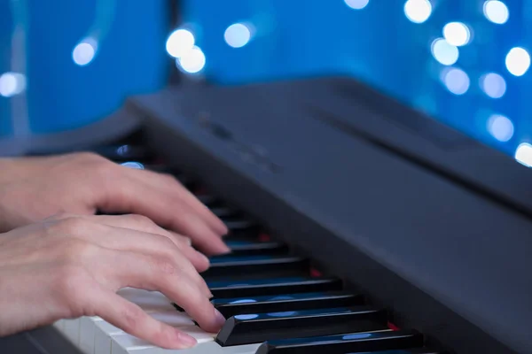 Le mani dei bambini che suonano il pianoforte — Foto Stock